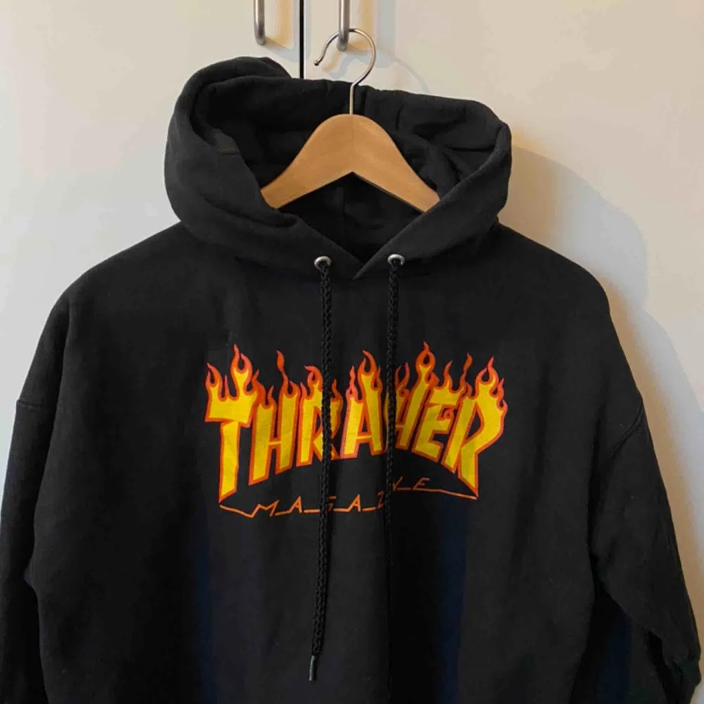 Thrasher hoodie, nypris var 900kr. Flitigt använd och därmed är den lite urtvättad. (Materialet är inte lika skönt längre). Dock fortfarande fin . Hoodies.