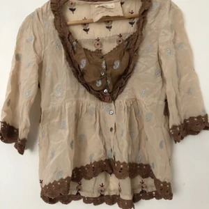 Blus - Knappt använd blus odd molly