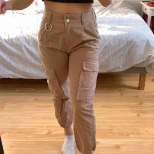  - Beiga cargobyxor från Bershka, aldrig använda! Säljer pga för korta för min smak (är 165).  Köpare står för frakt <33
