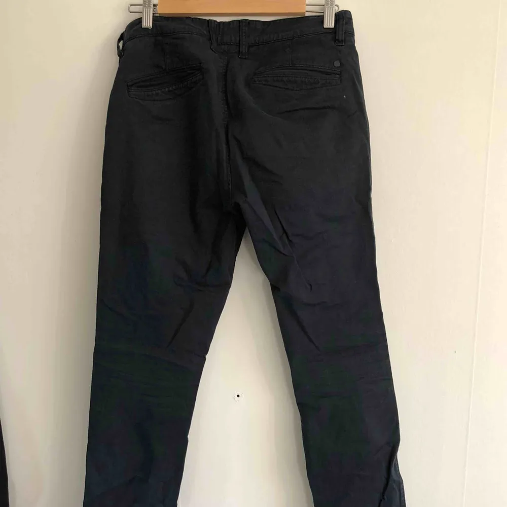 Mörka byxor 👻 kan mötas upp i Jönköping annars står köparen för frakten. Jeans & Byxor.