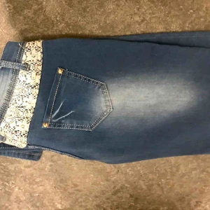  - Fina  strech jeans i tyg med paljetter. Väl bevarade fina hela fräscha. Passa på bud. 