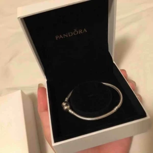  - ÄKTA pandora armband med storlek 17. Använt endast en gång. Priset är inklusive frakt 🚚. Skicka som spårbart paket om önskas. Nypris 549kr