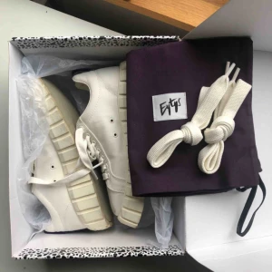  - Skitsnygga sneakers från Eytys modell Odessa. Endast använda kort 2 gånger. Säljer för att jag har för många liknande sneakers och de kommer därför inte till användning. Medkommer kartong, dustbag och 2 olika skosnören. Kan mötas upp i sthlm innerstad