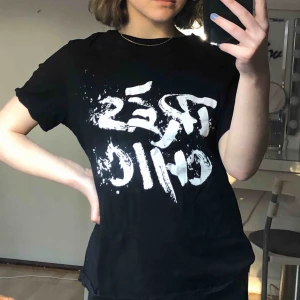  - Svart T-shirt med tryck från Vero Moda! Fin T-shirt i nyskick, säljer pga av att den ej kommer till användning. Jag står för frakten och betalning sker via swish 💗