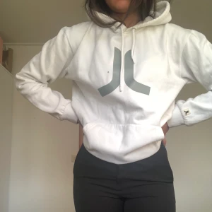 Kofta från J Lindeberg  - Supermysig oversized kofta från J Lindeberg. Frakten kostar 55 kr💕