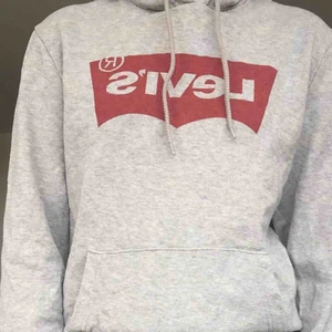  - Jättesnygg Levi hoodie som nu är färdig använd men i bra skick 🤗 om många är intresserade blir de budgivning :))