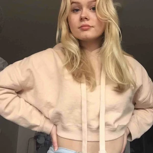  - Jätte fin mag-hoodie från bik bok😁