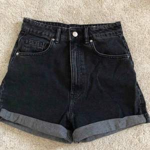 Supersnygga ”momjeans” shorts från Zara, högmidjade, väldigt sköna, använda en gång! 