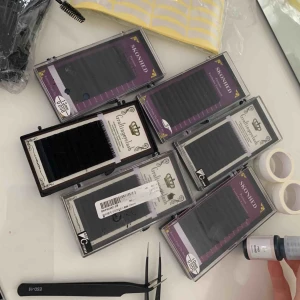  - Hej! Tänkte kolla om någon är intresserad av frans grejer. Det som finns på bilden är:  6 paket med fransar, c böj (står dock B på en men det är C böj) Pads 100 st och 4 rullar tejp fransborstar runt 60 st  2 Frans pincetter, 1 lim från Luxurious Lashes 