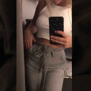  - Så snygga högmidjade kostymbyxor i färgen grå. Har två fickor framtill samt fästen för ett bälte som medkommer. Sitter bra utan bältet, som man kan se på andra bilden💕 Aldrig använd, endast testad! Frakt tillkommer (62kr)🦋