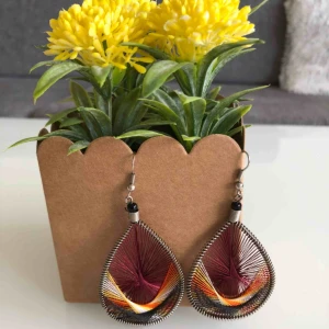  - Nytt örhänge ✨ Material: tråd och metall 29 kr 📬Kan skickas mot fraktkostnad(11 kr) 📍Kan mötes upp i Mölnlycke 🚭Djurfritt och rökfritt hem