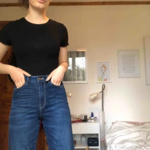  - Ett par sparsamt använda mörkblåa högmidjade jeans från Lindex. Det är 34 men passar mig som har 36. Jag är 173 cm lång och de slutar en bit över anklarna så är lite korta för mig. Frakten står köparen för! Skriv så diskuterar vi🤗