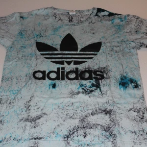 Adidas- t-shirt - Detta är en fale adidas t-shirt ifrån Thailand, den är i bra skick och bra kvalitet.