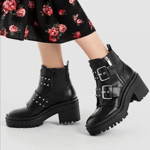 Platåskor med bälten  - Ett par platåskor som är helt oanvända. 