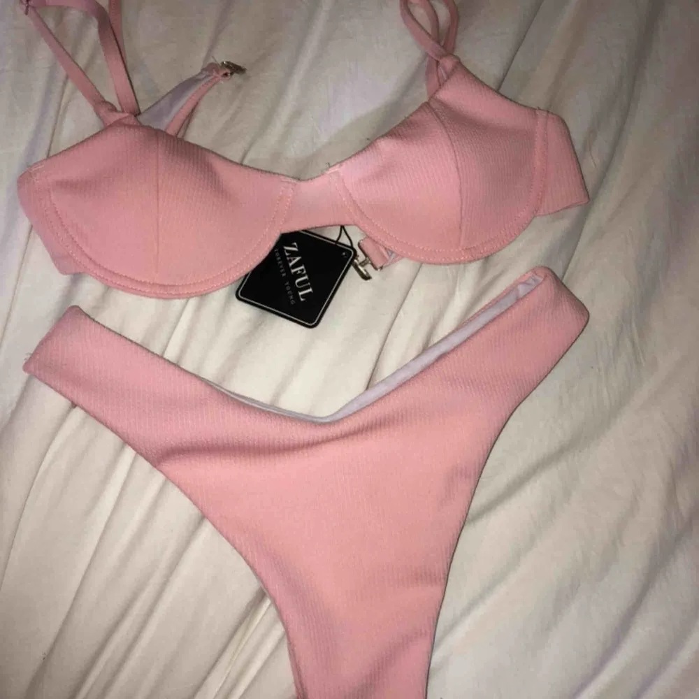 Super fin bikini med en jätte härlig rosa färg. Endast prövat. :) Köparen står för frakten.. Övrigt.