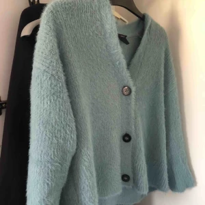  - Den är i lite fluffigt material som man ser på bilden och är det skönaste plagget jag äger. Perfekt att dra över på kvällen när de blir kyligt.