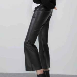  - Brukar egentligen ha s-m i byxor men dessa var små i storleken. Dock töjdes de för mig och är nu förstora så skulle säga att de passar L och kanske M