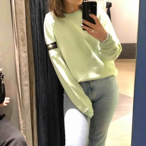  - Jag säljer min stone island tröja Väldigt bra skick, använd fåtal gånger Kvitto medföljer, köpt på NK i Göteborg Storlek 156 men passar en xs/s  Säljer för den kommer inte till användning  