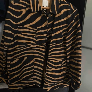  - Cool tunn ”zebra” jacka som är sjukt bra för våren nu!🌻🌻 Köparen står för frakten!💕💞