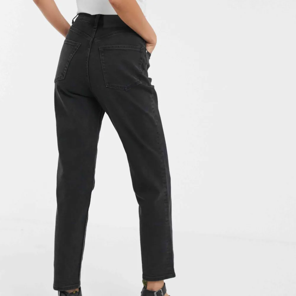 Ett par mom jeans i urtvättad svart, ifrån cheap monday använda 2 gånger. Original pris är 760kr, säljer för 150kr + frakt. Jeans & Byxor.