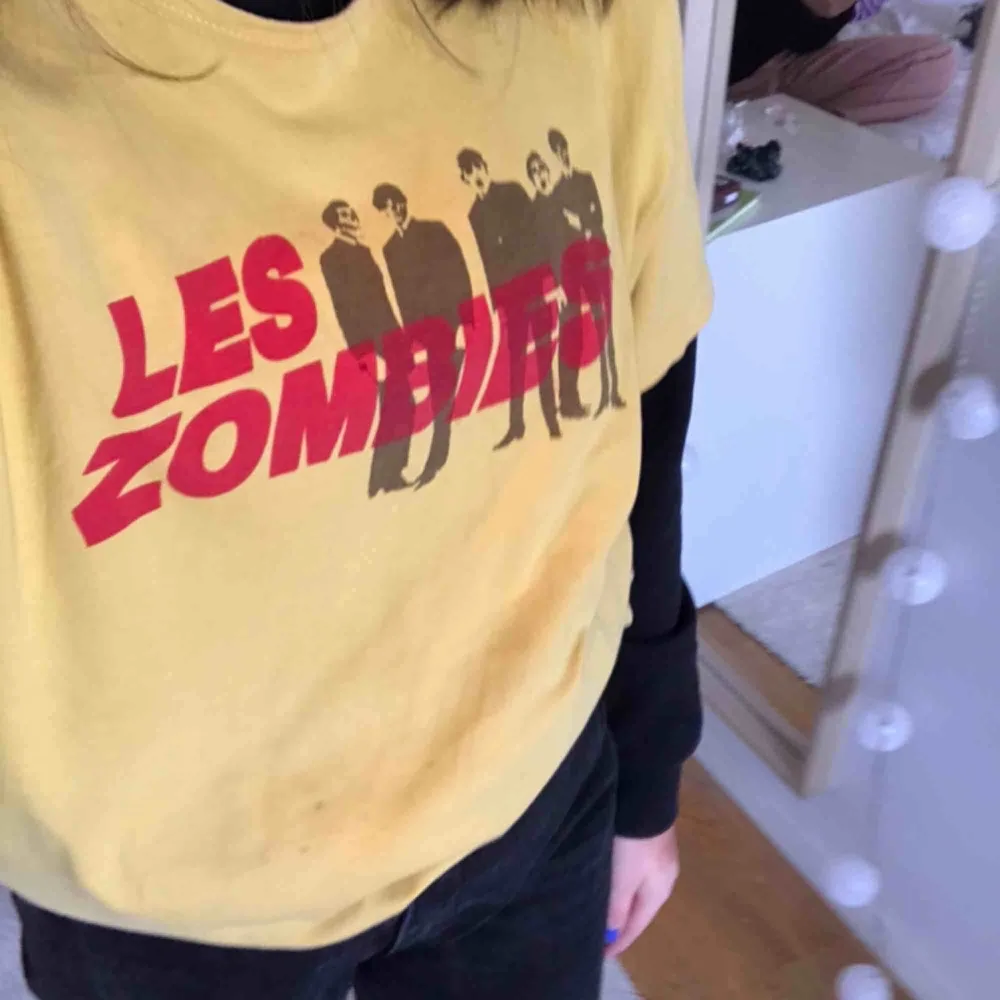 Gul t-shirt med tryck av bandet les zombies, Hodin ingår inte i priset, buda från 50 kr. T-shirts.