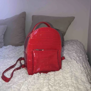  - Röd lackryggsäck från Bershka Frakt ingår i priset