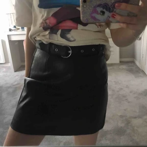  - Nu säljs min skinn kjol från H&M. Storlek 36. Endast använd en gång 💕