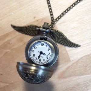 Halsband - Halsband med Harry Potter inspiration. 60 kr och jag står för fraktkostnaden!☀️ Skriv till mig om du har några frågor😄