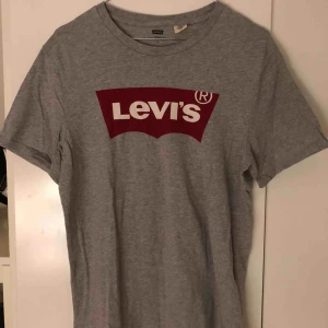  - Fina Levi’s T-shirts med tryck på bröstet, knappt använda! Går bra att köpa bara en eller båda! Köparen betalar frakten🌟