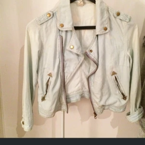  - Snygg blazer/jacka i ljust och runt jeans tyg