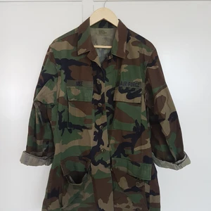 Militärjacka - Miltärjacka, köpt vintage i london. Finns ingen storlek men skulle säga medium, och då sitter den löst.