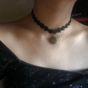 Choker blomma - Handgjord choker av mig, "Ruth Reverie". Reglerbar storlek. Frakt tillkommer. 