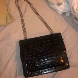  - Svart väska från Nelly. Knappen är bort så det går inte rikitgt att stänga men kanske går att fixa. Frakt 50kr