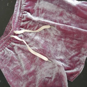 Shorts Weekday strl 38 - Oanvända shorts från Weekday 🌸  strl 38. Köpare står för frakt ⭐