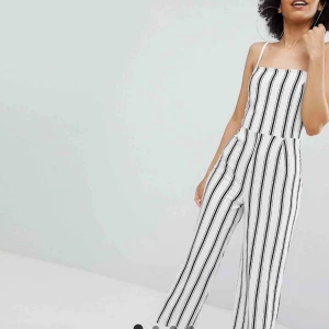  - Jättefin randig jumpsuit från Bershka! Perfekt till våren/sommaren, tyvärr för liten för mig 😢