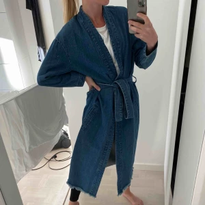 - Kimono jeans jacka från NA-kd. Frakt tillkommer 63kr