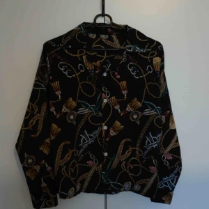  - 📌Säljer en ny beige framsida knappar Chain print Tillfällig blusar i s storlek, köparen står för frakten. 