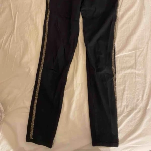  - Superfina jeans med stenar på