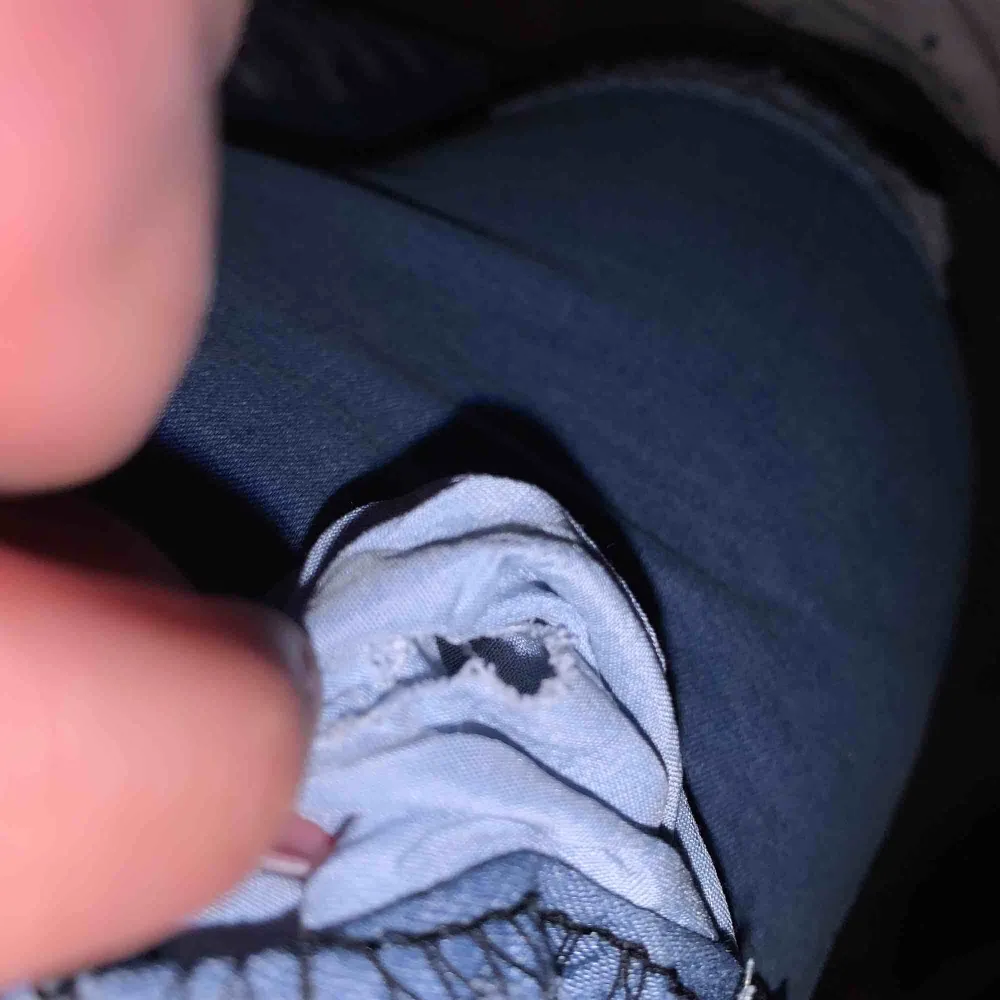 Slitna jeans, använt 2ggr. Sista bilden som har ett litet hål inne i fickan.. men de syns knappt. . Jeans & Byxor.