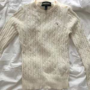 Gant tröja  - Säljer denna Gant tröja som är krämvit 💕💖 Den är i väldigt bra skick! Säljer den för 290 kr inklusive frakt! Den är i storlek XS men passar även S 💜