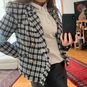  - Snygg jacka från River Island, köpt för £68 men säljer för 350 kr. Aldrig använd så prislappen är kvar. Köpare står för frakt och betalning sker via Swish.