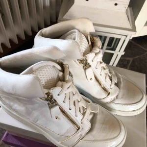  - Fina skor som inte kommer till användning är inte säker vart jag köpte de ifrån✨köparen står för frakten