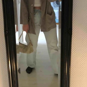  - Snygga ljusblåa jeans, från marlboro Classics  vet inte storleken då ja köpte den här på plick💗