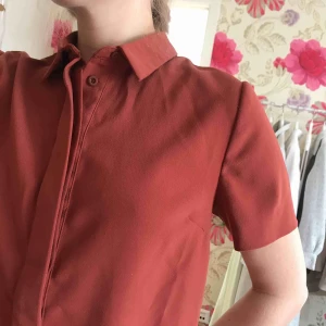  - Klänning med fickor framtill och krage. Frakt ligger på ca 50 kronor. Rabatt vid köp av flera plagg!