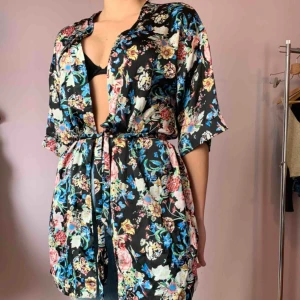  - Sidenmorgonrock!💋 så fint blommönster och perfekt att gå runt i hemma under quarantine times haha