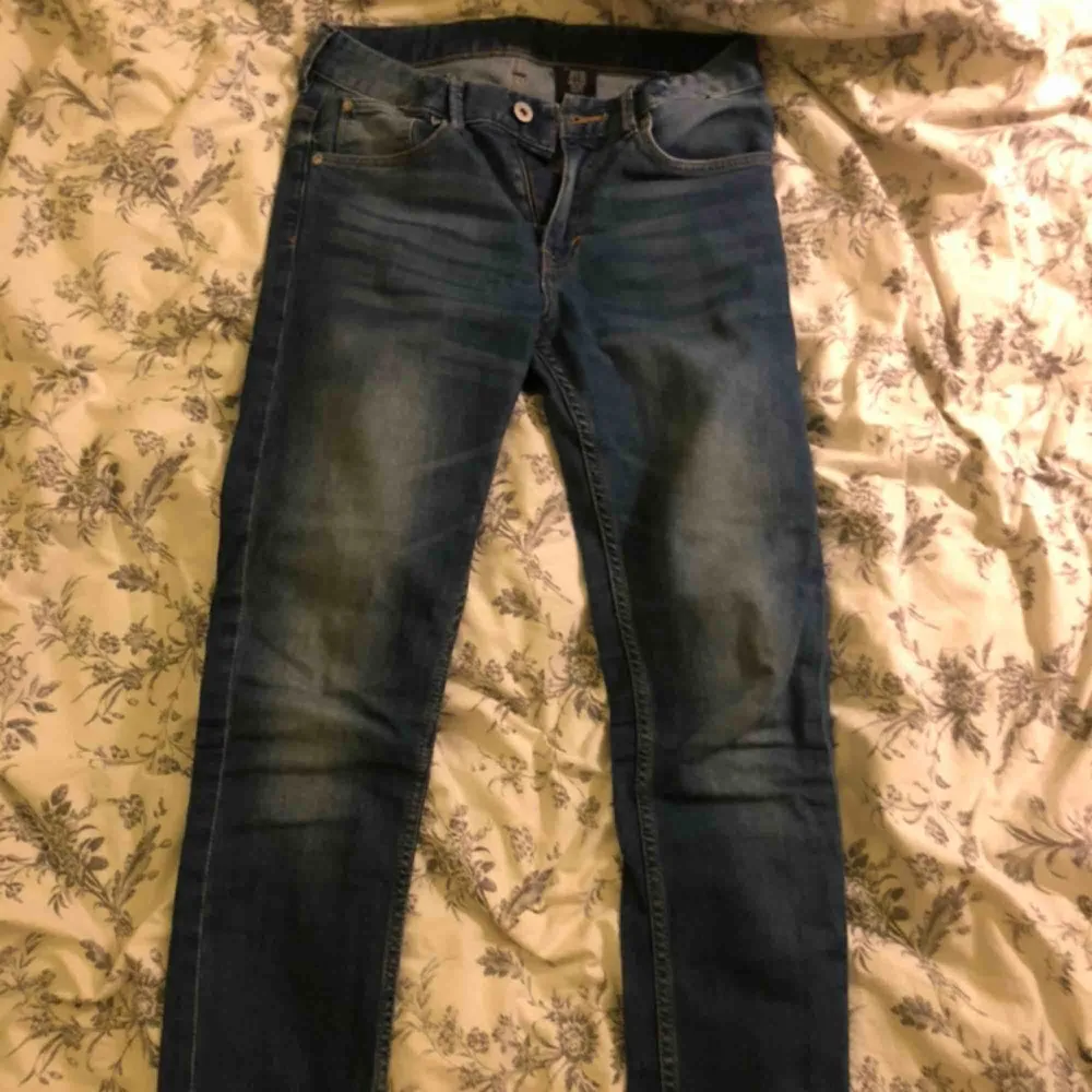 Snygga blåa jeans från HM. Passar XS/S. Fin kvalitet!💕 frakten kostar 66 kronor. Jeans & Byxor.