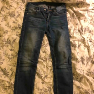 Blåa jeans - Snygga blåa jeans från HM. Passar XS/S. Fin kvalitet!💕 frakten kostar 66 kronor