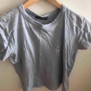 tshirt  - 💙15% går till krisen i yemen!💙 gammal t-shirt från brandy melville. En aning nopprig och skrynklig men fortfarande jätteskön! gratis frakt:)