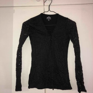  - Mörkblå spetstopp från Hollister. Sparsamt använd.