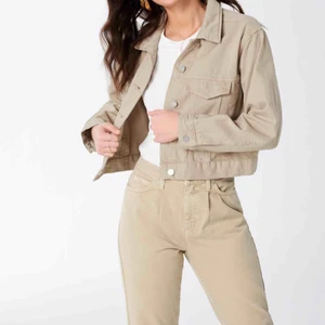  - Beige jeansjacka från gina strl XL och sitter som på andra bilden, lite oversized. Pris kan diskuteras och frakt tillkommer